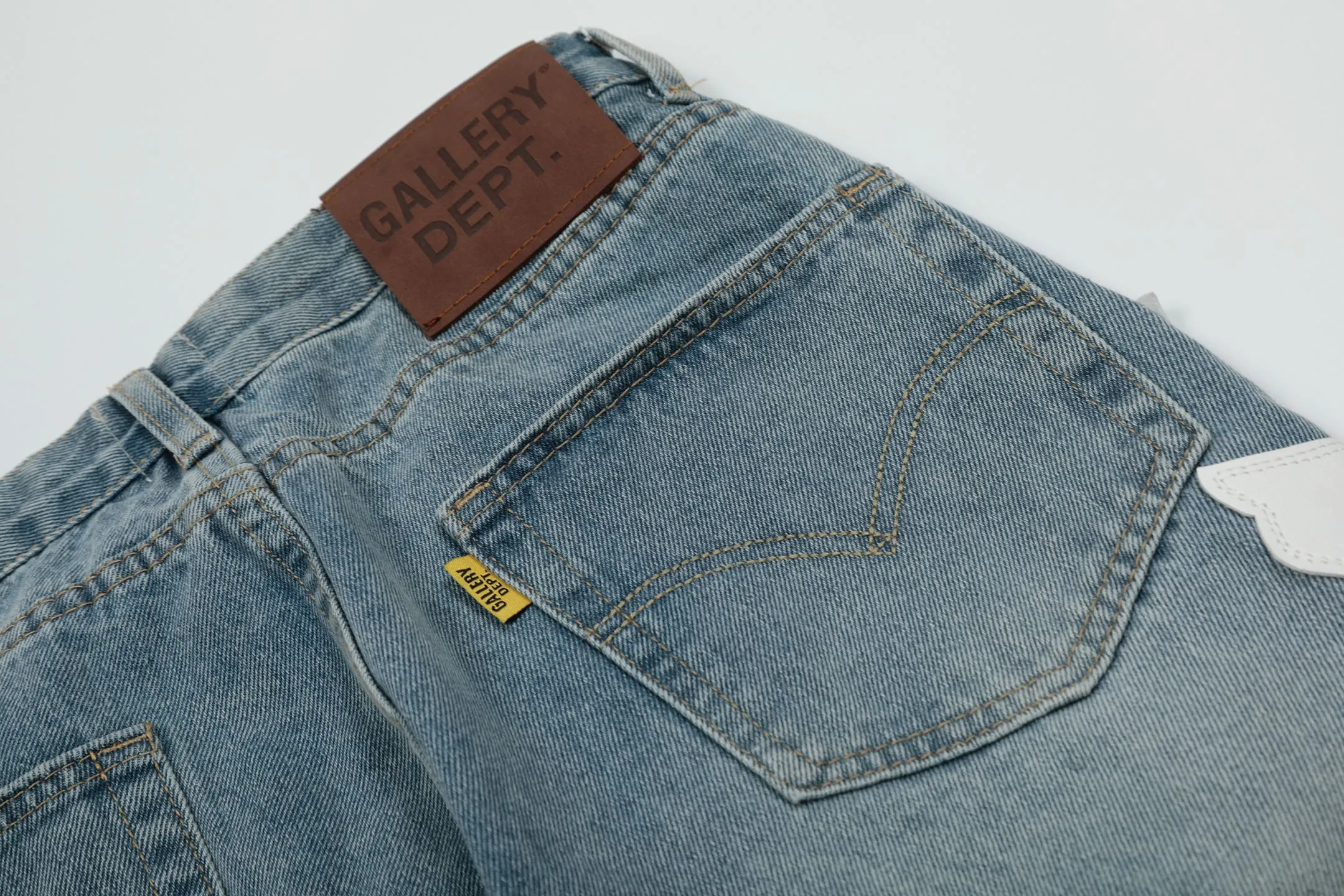 #8146 P290💰 Independent GALLERY DEPT. Vintage multi-leather spliced cross loose washed flared jeans - truly restore the ultimate texture of Vintage - original hardware accessories washed and other elevators, QR code analysis are all purchased from the original factory, high degree of restoration, you are welcome to compare with a certain product~ - Three-dimensional version Loose and comfortable, not picky about the body shape, taller and slimmer, factory Seiko, original factory quality control, same style for men and women, can be matched with couples, versatile recommendation, must-have jeans for all seasons -Size: 28 30 32 34 36